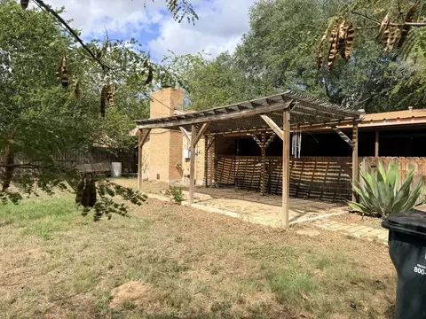 Exterior - 220 Parkview Dr, Luling, TX 78648 photo 10 of 12