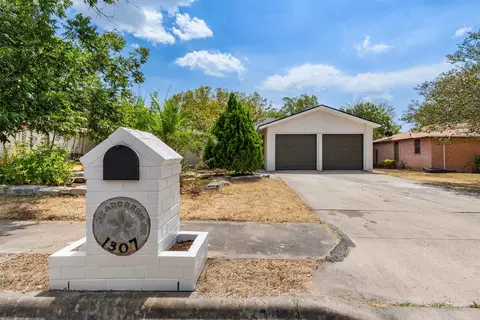 1307 Meadgreen Dr, Austin, TX 78758