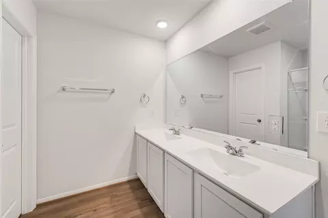 Bath - 133 Everglades Dr, Kyle, TX 78640 photo 2 of 3