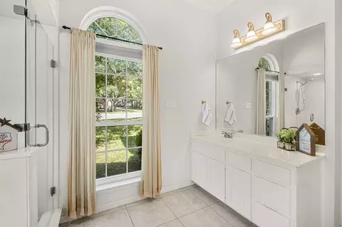 Bath - 309 Riverview Dr, Georgetown, TX 78628 photo 3 of 6