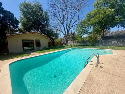 141 Oaklane Dr, Universal City, TX 78148