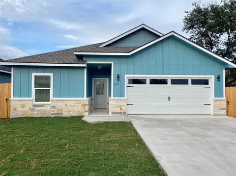 982 S Navarro St, Giddings, TX 78942