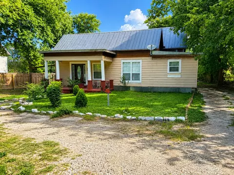 328 W Pietzsch St, Bartlett, TX 76511