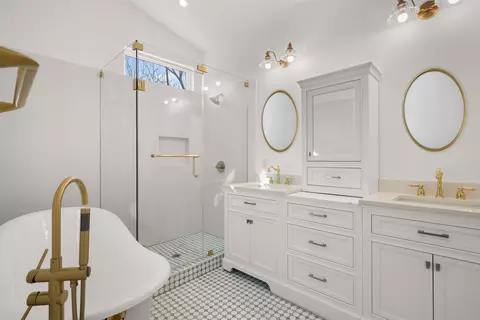 1019 W 4th St, Taylor, TX 76574