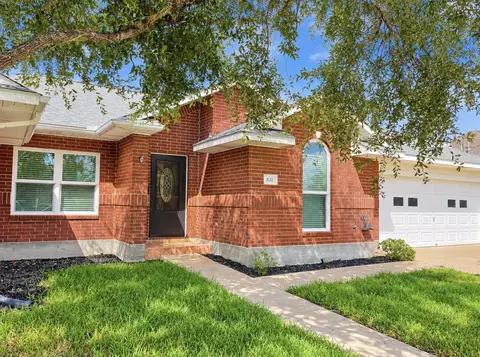 831 Whispering Oaks Dr, Giddings, TX 78942