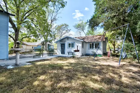 Exterior - 717 S Laurel Ave, Luling, TX 78648 photo 5 of 7