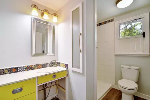 Bath - 717 S Laurel Ave, Luling, TX 78648 photo 3 of 3