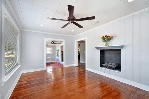 Living - 717 S Laurel Ave, Luling, TX 78648 photo 2 of 3