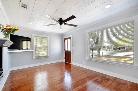 Living - 717 S Laurel Ave, Luling, TX 78648 photo 1 of 3