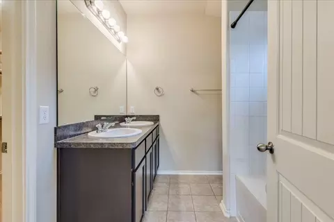 Bath - 1061 Violet Ln, Kyle, TX 78640 photo 1 of 2