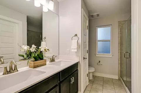 Bath - 2001 Tramson Dr, Austin, TX 78741 photo 1 of 3