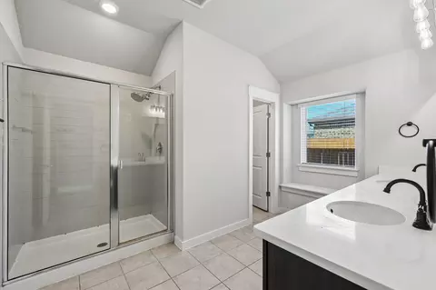 Bath - 232 Gidran Trl, Georgetown, TX 78626 photo 2 of 4