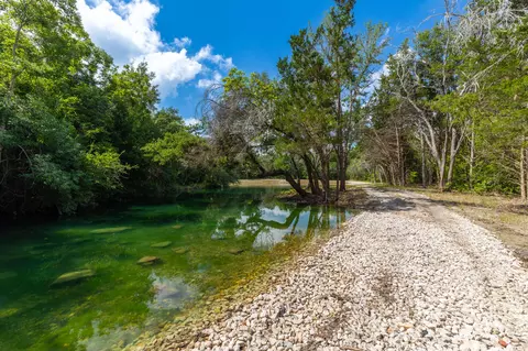 2088 Baca Loop, Flatonia, TX 78941 photo 2