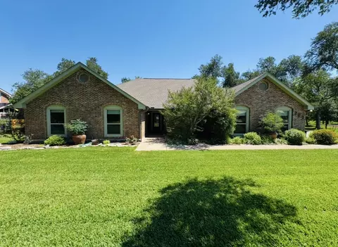 Exterior - 203 E 11th St, Elgin, TX 78621 photo 2 of 14