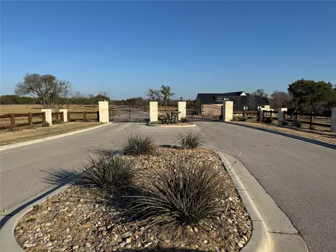 41 Hawthorne Ln, Spicewood, TX 78669
