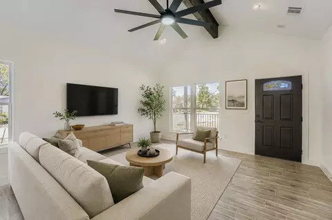 701 E 3rd St, Elgin, TX 78621