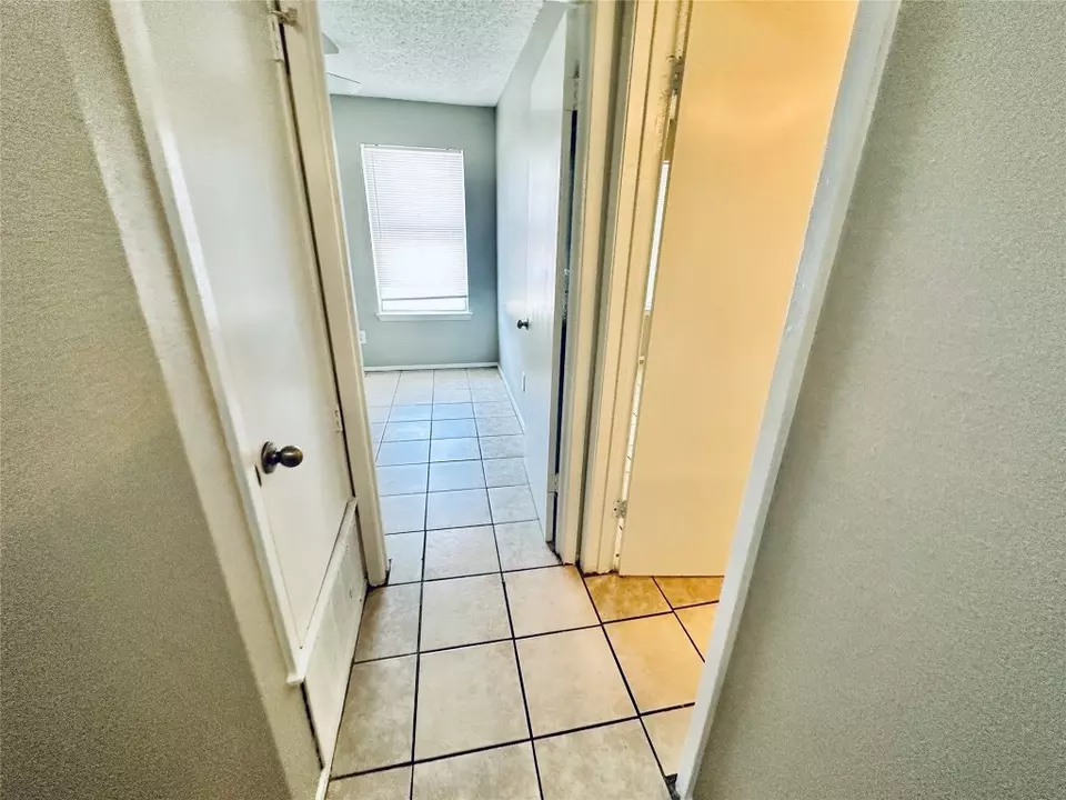 Entry Way - 5305 Woodland Oaks Ct, Austin, TX 78744 photo 1 of 4