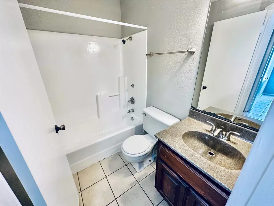 Bath - 5305 Woodland Oaks Ct, Austin, TX 78744 photo 4 of 5