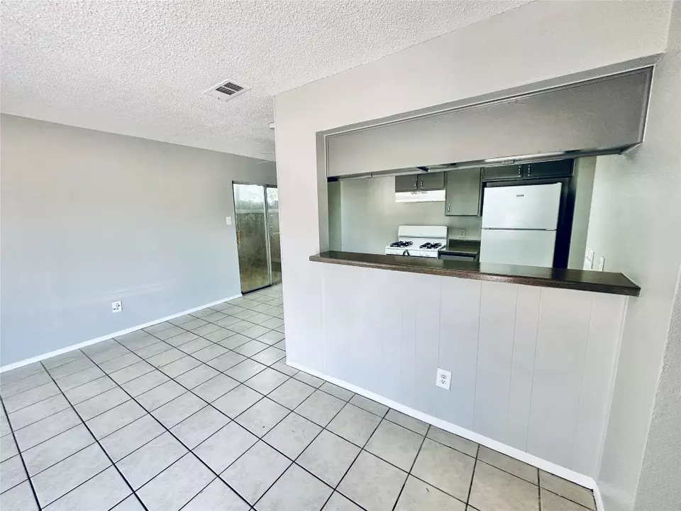 Living - 5305 Woodland Oaks Ct, Austin, TX 78744 photo 2 of 5