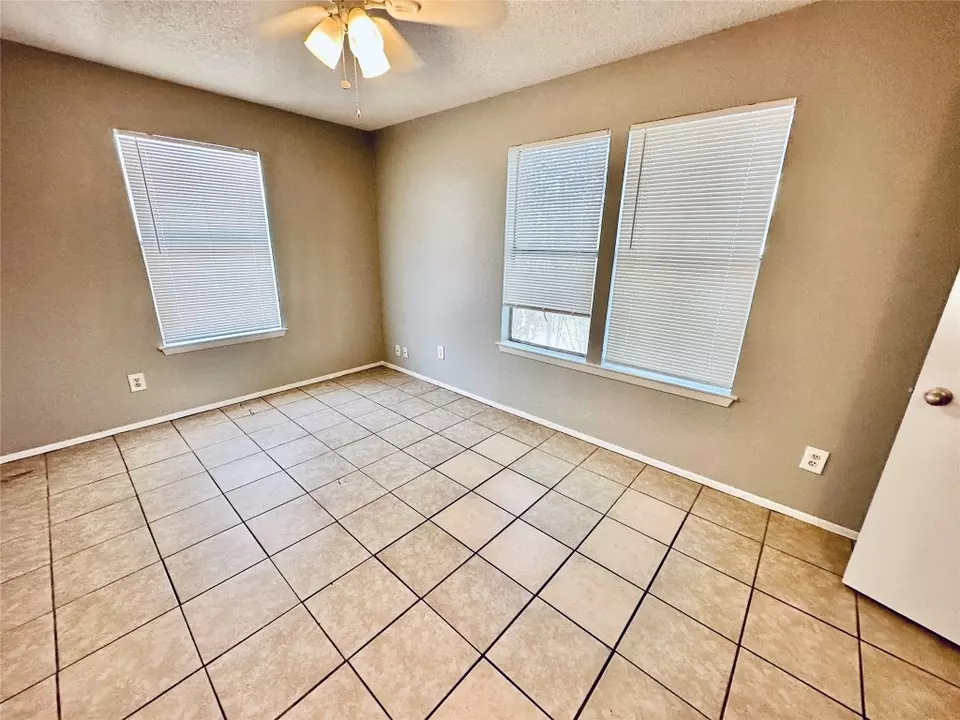 Bedroom - 5305 Woodland Oaks Ct, Austin, TX 78744 photo 4 of 5