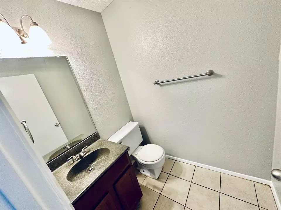 Bath - 5305 Woodland Oaks Ct, Austin, TX 78744 photo 1 of 5