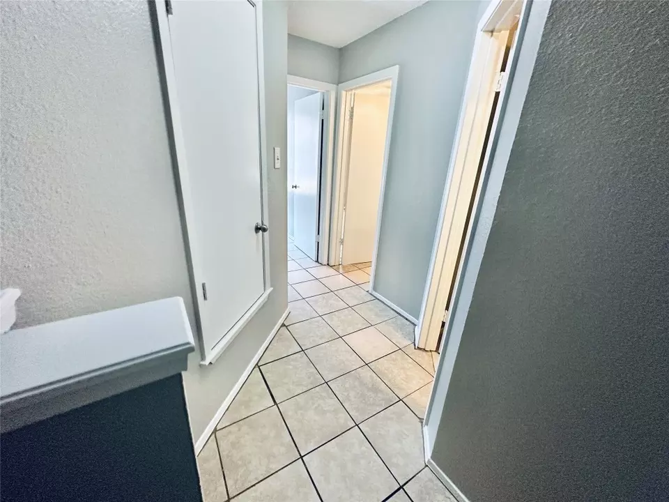 Entry Way - 5305 Woodland Oaks Ct, Austin, TX 78744 photo 2 of 4