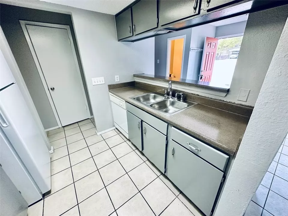Kitchen - 5305 Woodland Oaks Ct, Austin, TX 78744 photo 4 of 5