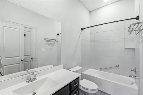 Bath - 261 Ashleaf Dr, Buda, TX 78610 photo 5 of 5