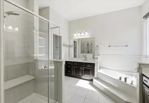 Bath - 261 Ashleaf Dr, Buda, TX 78610 photo 2 of 5