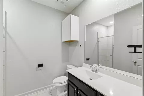 Bath - 261 Ashleaf Dr, Buda, TX 78610 photo 4 of 5
