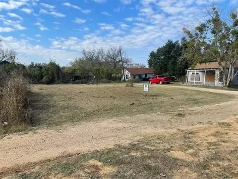 920 E Cameron Ave #4, Rockdale, TX 76567