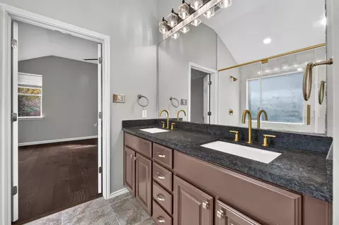 Bath - 1004 Applerock, Leander, TX 78641 photo 2 of 4