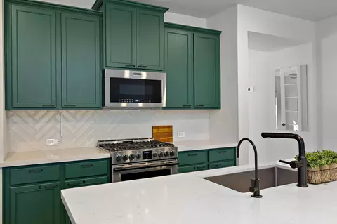 Kitchen - 326 Smithsonian Ln, Kyle, TX 78640 photo 3 of 4