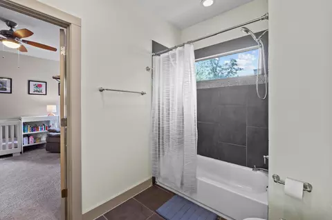 Bath - 1907 E 20th St, Austin, TX 78722 photo 4 of 8