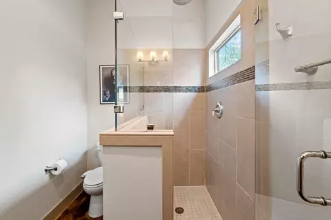 Bath - 1907 E 20th St, Austin, TX 78722 photo 2 of 8