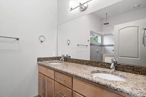 Bath - 1907 E 20th St, Austin, TX 78722 photo 6 of 8