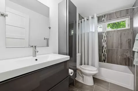 Bath - 910 E 54th St, Austin, TX 78751 photo 3 of 3
