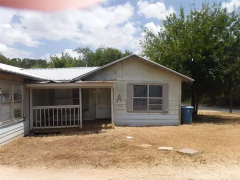 310 Houston St, Elgin, TX 78621 photo 2