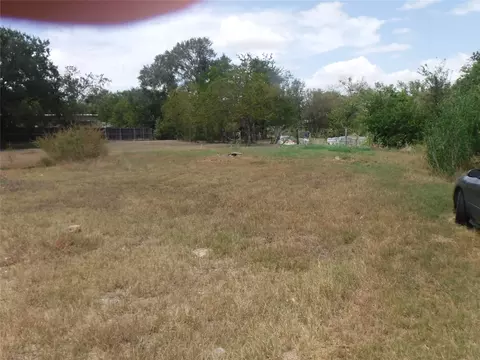 310 Houston St, Elgin, TX 78621 photo 3