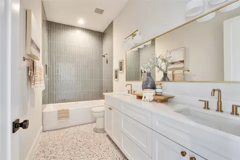 Bath - 1937 E 38th 12 St #A, Austin, TX 78723 photo 8 of 9