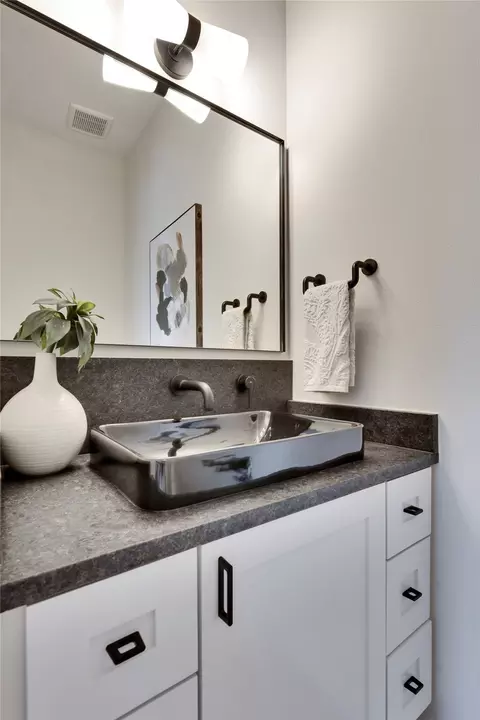 Bath - 1937 E 38th 12 St #A, Austin, TX 78723 photo 3 of 9