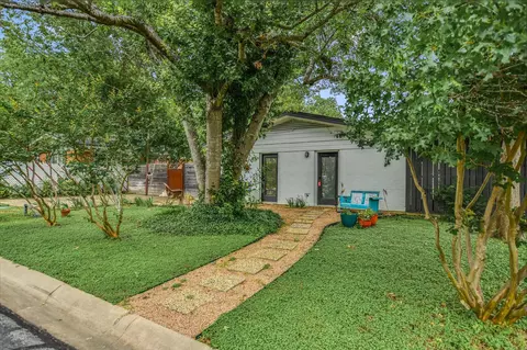 Exterior - 1601 E 19th St, Georgetown, TX 78626 photo 7 of 10