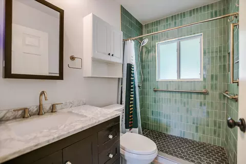 Bath - 1601 E 19th St, Georgetown, TX 78626 photo 1 of 2
