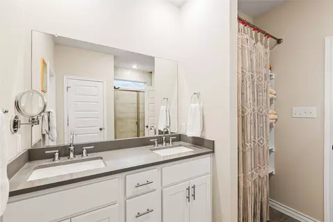 Bath - 862 Pepperbark Loop, Buda, TX 78610 photo 3 of 5