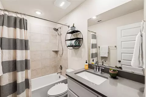 Bath - 862 Pepperbark Loop, Buda, TX 78610 photo 5 of 5