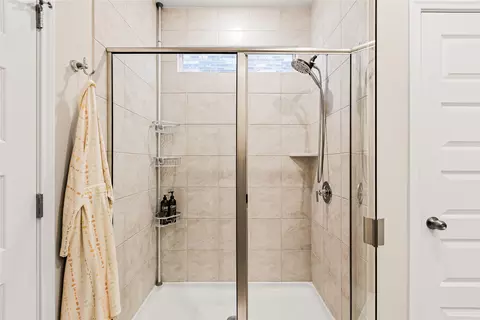 Bath - 862 Pepperbark Loop, Buda, TX 78610 photo 2 of 5