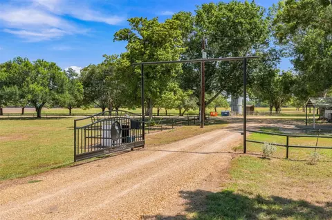 2840 Riverwood Rd, Gonzales, TX 78629