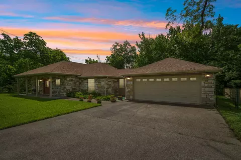 Exterior - 307 W 4th St, Elgin, TX 78621 photo 2 of 4