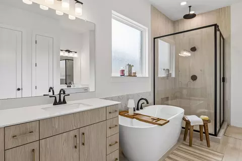 Bath - 471 Diamondleaf Dr, Buda, TX 78610 photo 2 of 5