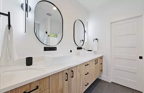 Bath - 2510 E 4th St #2, Austin, TX 78702 photo 2 of 5